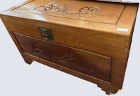 Auktion 373 / Los 15557 <br>Holztruhe , wohl S&uuml;dostasien, Gebrauchsspuren, H-62 cm, 100x54 cm