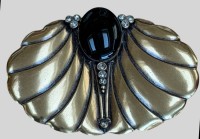 Auktion 374<br>Jugendstil/Art Deco grosse Messing-Brosche, F&auml;cherform, mit grosse schwarzen Cabouchon und 10 klaren Steinen, 8x5,6 cm