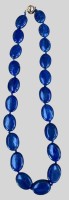 Auktion 374<br>elegante Halskette aus polierten, ovalen Lapislazuli, L-ca. 50 cm, 86,5 gr., vergoldete Magnetschliesse