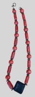 Auktion 374<br>Handgefertigte Unikat-Kette aus Schaumkoralle Kugeln und Zylinder und Lavaanh&auml;nger in Best Friend-Ausf&uuml;hrung. Versilberte Zwischenst&uuml;cke und Schliesse, L-47 cm, 60 gr