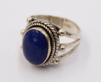 Auktion 374<br>925er Silber-Ring, Lapis-Cabochon,  gebrochene Ringschiene, 7,8gr.