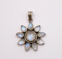 Auktion 374<br>Anh&auml;nger,  925 Sterling Silber, sieben tropfenf&ouml;rmige Regenbogen-Mondsteine, Indien, 8,1gr., 4 x 3cm