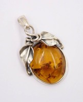 Auktion 374<br>sch&ouml;ner Bernsteinanh&auml;nger, floral gearbeitete 925er Silberfassung, 7,9gr., 4,5 x 2,5cm