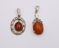 Auktion 374<br>2x Bernsteinanh&auml;nger, &auml;lter, Silber 800/835, ca. 4,9gr., L-3,5cm