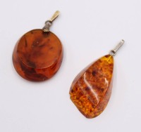 Auktion 374<br>2x div. Bernsteinanh&auml;nger, 1x Fischland dieser besch&auml;digt, Silbermonturen, ca. L-5,5cm 15,8gr.