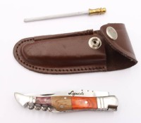 Auktion 374<br>klassisches Laguiole-Taschenmesser mit einem Griff aus mehrfarbigem Holz, Lederetui u. Wetzstein, geschlossen 12cm