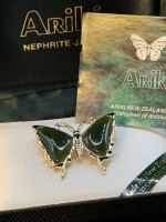 Auktion 374<br>Ariki Greenstone Schmetterling, 22 ct plated, New Zealand, Nephrit-Jade, in Kasten mit Beschreibungsheft, 3x2,5 cm