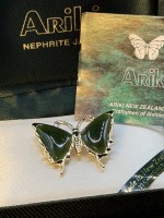 Auktion 374<br>Ariki Greenstone Schmetterling, 22 ct plated, New Zealand, Nephrit-Jade, in Kasten mit Beschreibungsheft, 3x2,5 cm