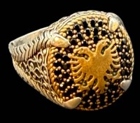 Auktion 374<br>massiver Silberring-925- mit vergoldeten Doppeladler auf schwarzen kl. Steinen, RG 73, 13,53 gr. wohl Albanien