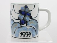 Auktion 374<br>Royal Copenhagen Jahresbecher, 1974, Entw. Rikke Raben, wohl mit 925er Silberplatte, ca. H-11,5cm
