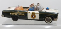 Auktion 374<br>Blechspielzeug-Polizeiauto der Marke Daiya, Japan, um 1960, bespielte Erhaltung, Fehlteile, Funktion nicht gepr&uuml;ft, L-38cm