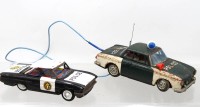 Auktion 374<br>2x div. Polizei-Autos, Blech, wohl Japan, je in stark bespielter Erhaltung