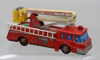 Auktion 374<br>batteriebetriebenes Vintage-Blechspielzeug-Feuerwehrauto, wohl defekt, bespielte Erhaltung, ca. H-14,5cm L-32cm