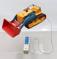 Auktion 374<br>Vintage Gama Raupe aus Blech und Kunststoff, mit Fernbedienung, Funktion nicht gepr&uuml;ft, bespielte Erhaltung, 1x gebrochen