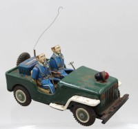 Auktion 374 / Los 12014 <br>Polizei-Jeep, Blech, 60er Jahre, wohl Japan, bespielte Erahltung, Fehlteile, ca. H-12,5cm L-27cm, Funktion nicht gepr&uuml;ft.