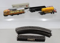 Auktion 374<br>Blechbahn, Look wohl Japan, 3 Waggons "Western Germany" sowie einige Schienen