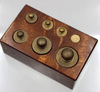 Auktion 374<br>Gewichtssatz, 1gr. bis 50gr., &auml;lter