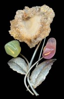 Auktion 374<br>Vintage-Brosche aus sowjetischer mit drei Bl&uuml;ten: einer Druse aus Bergkristall und zwei Trommelsteinen aus Aventurin und Amethyst, Silber Handarbeit, H-5,6 cm, 13 gr