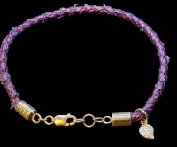 Auktion 374<br>Armband, violettes Stoffband mit Silber-925- Montur und Anh&auml;nger in Blattform, Kronenmarke, L-19 cm