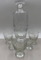 Auktion 374<br>Portwein-Karaffe mit 5 Gl&auml;sern, Barockschliff mit  div. Wild-Motiven, H-26 cm und 7,3 cm, St&ouml;psel mit Abplatzer