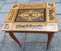 Auktion 374<br>kl. N&auml;htischchen mit intars. Platte und Spieluhr, Werk l&auml;uft, H-50 cm, 43x33 cm