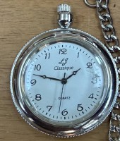 Auktion 374 / Los 2036 <br>Quartz Taschenuhr mit Kette, neu in Lederetui