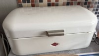 Auktion 374<br>gr. weiss emaillierter Brotkasten "Wesco"