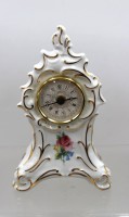 Auktion 374<br>Porzellan-Kaminuhr, Weimar, Goldzier und florales Dekor, Batteriewerk l&auml;uft, ca. H-23cm