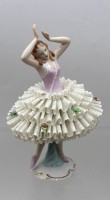 Auktion 374<br>Ballerina, Sitzendorf , Kleid aus Dresdener-Spitze (div. kleinere Besch&auml;digungen), Unterglasurfarben,  ca. H-18cm