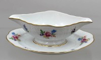 Auktion 374<br>Hutschenreuther Sauciere aus der Serie Dresden, florales Dekor, ca. H-8m B-24cm