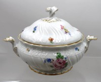 Auktion 374 / Los 8030 <br>Hutschenreuther Deckelterrine aus der Serie Dresden, florales Dekor, ca. H-20cm D-20cm