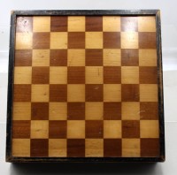 Auktion 374<br>gr. alter Schach &amp; Backgammonkasten, Altersspuren, Nagelung etwas lose, ca. H-9cm, 40 x 40cm
