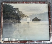 Auktion 374 / Los 15503 <br>japan. Landschaftsbild auf Seide, ger/Glas, wasserrandig, RG 59x48 cm