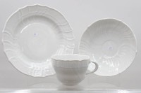 Auktion 374<br>Gedeck, Meissen, Schwertermarke, Wei&szlig;porzellan, Tasse 4 Schleifstriche, Teller je 2 Schleifstriche, Tasse H-6,5cm