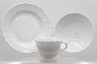 Auktion 374<br>Gedeck, Meissen, Schwertermarke, Wei&szlig;porzellan, Tasse 4 Schleifstriche, Teller je 2 Schleifstriche, Tasse H-6,5cm