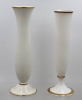 Auktion 374<br>Paar Vasen, Hutschenreuther u. F&uuml;rstenberg,  je mit Goldrand, 1x Stand wackelig, ca. H-31,5 u. 30,5cm