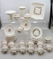 Auktion 374<br>Restservice, Wedgwood, Rosalind, 13x Tassen, 9x Kuchenteller, 12  xU.T., Tablett, Milch und Zucker, Vase und Fussschale, 2x Tasse bestossen