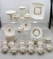 Auktion 374 / Los 9025 <br>Restservice, Wedgwood, Rosalind, 13x Tassen, 9x Kuchenteller, 12  xU.T., Tablett, Milch und Zucker, Vase und Fussschale, 2x Tasse bestossen