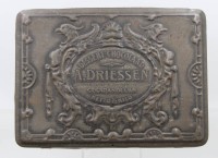 Auktion 374<br>Blechdose f&uuml;r Dessertschokolade der niederl&auml;ndischen Kakaomarke A. Driessen, wohl 20er Jahre, Altersspuren, ca. H-4cm B-25cm T-18cm
