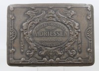 Auktion 374 / Los 15022 <br>Blechdose f&uuml;r Dessertschokolade der niederl&auml;ndischen Kakaomarke A. Driessen, wohl 20er Jahre, Altersspuren, ca. H-4cm B-25cm T-18cm