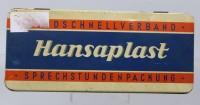 Auktion 374<br>alter Hansaplast-Blechkasten mit etwas Inhalt, ca. H-4,5cm B-24cm