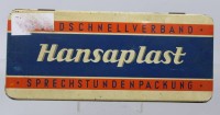 Auktion 374 / Los 15024 <br>alter Hansaplast-Blechkasten mit etwas Inhalt, ca. H-4,5cm B-24cm