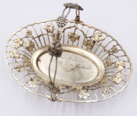 Auktion 374 / Los 11005 <br>kl. Henkelschale, versilbert, mittig Punktgravur und datiert (19)25, ca. H-3,5cm B-17,5cm