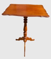 Auktion 374 / Los 14011 <br>Tischchen mit gedrechselten Mittelfuss, H-75 cm, 36x47 cm