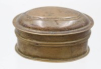 Auktion 374 / Los 15028 <br>ovale Messing-Dose, 19. Jhd., ca. H-4,5cm B-8,5cm