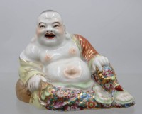Auktion 374 / Los 15507 <br>lachender Buddha im chinesischen Famille-Rose-Stil, ca. H-11,5cm B-14cm