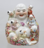Auktion 374 / Los 15509 <br>lachender Buddha (Budai oder Hotei) im chinesischen Famille-Rose-Stil mit 5 Kindern, gemarkt, ca. H-14cm B-13cm