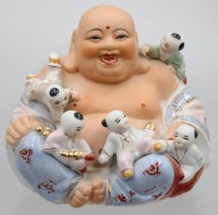Auktion 374 / Los 15511 <br>lachender Buddha (Budai oder Hotei) mit 5 Kindern, ca. H-18cm B-20cm