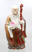 Auktion 374 / Los 15512 <br>Figur des chinesischen Langlebigkeitsgottes Shou Xing, gemarkt, ca. H-31cm B-13cm, Stab geklebt, an Hand Chip