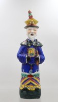 Auktion 374 / Los 15514 <br>polychrome Porzellanfigur eines chinesischen W&uuml;rdentr&auml;gers, bemalt, gemarkt, Hutspitze geklebt, ca. H-38cm